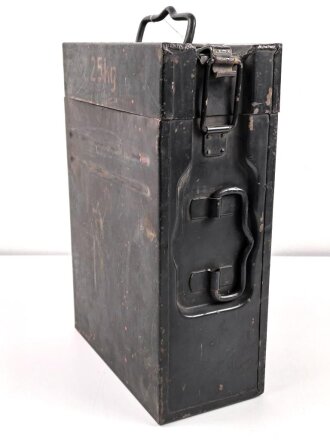 Transportkasten für zwei 20mm Flak Magazine der Wehrmacht. Originallack