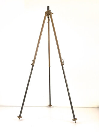 Dreibein 40 für MG Flugabwehr. Vereinfachte Ausführung des Dreibein 34. Neuzeitlich lackiert, die Klammern an den Beinen fehlen