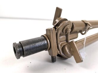 Dreibein 40 für MG Flugabwehr. Vereinfachte Ausführung des Dreibein 34. Neuzeitlich lackiert, die Klammern an den Beinen fehlen