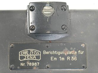 Berichtigungslatte zum Entfernungsmesser R36 der Wehrmacht, Hersteller Carl Zeiss Jena. Originale Tarnlackierung, ungereinigtes Stück