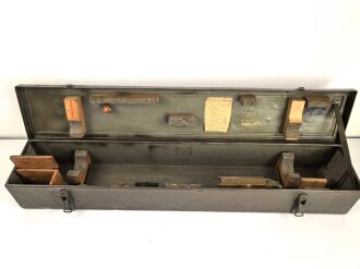 Transportkasten für  Entfernungsmesser R36 der Wehrmacht, Mehrfach überlackiertes Stück mit guter Inneneinteilung