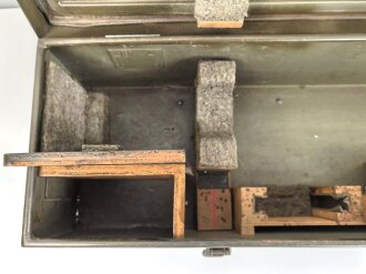 Transportkasten für  Entfernungsmesser R36 der Wehrmacht, Mehrfach überlackiertes Stück mit guter Inneneinteilung