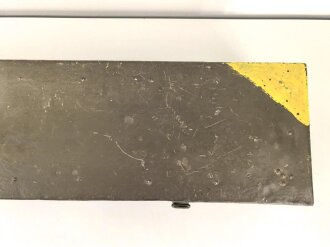 Transportkasten für  Entfernungsmesser R36 der Wehrmacht, Mehrfach überlackiertes Stück mit guter Inneneinteilung