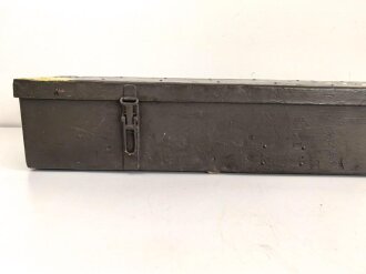 Transportkasten für  Entfernungsmesser R36 der Wehrmacht, Mehrfach überlackiertes Stück mit guter Inneneinteilung