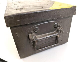 Transportkasten für  Entfernungsmesser R36 der Wehrmacht, Mehrfach überlackiertes Stück mit guter Inneneinteilung