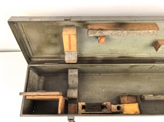 Transportkasten für  Entfernungsmesser R36 der Wehrmacht, Mehrfach überlackiertes Stück mit guter Inneneinteilung
