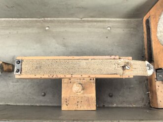 Transportkasten für  Entfernungsmesser R36 der Wehrmacht, Mehrfach überlackiertes Stück mit guter Inneneinteilung