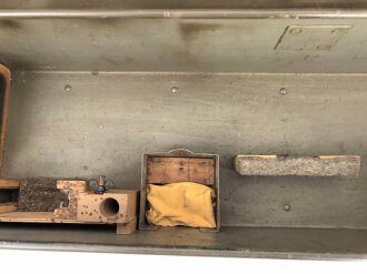 Transportkasten für  Entfernungsmesser R36 der Wehrmacht, Mehrfach überlackiertes Stück mit guter Inneneinteilung