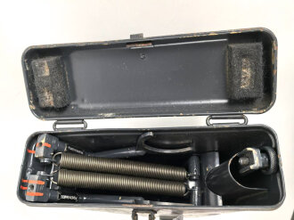 Behälter mit Stützen zum Entfernungsmesser 36 . Als überlackiert, darunter sandfarbener Originallack.