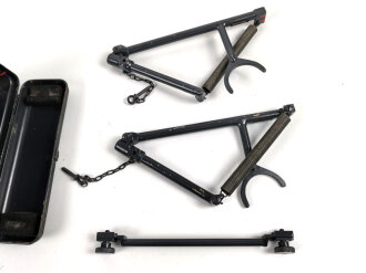 Behälter mit Stützen zum Entfernungsmesser 36 . Als überlackiert, darunter sandfarbener Originallack.