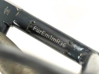 Behälter mit Stützen zum Entfernungsmesser 36 . Als überlackiert, darunter sandfarbener Originallack.