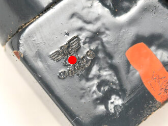 Behälter mit Stützen zum Entfernungsmesser 36 . Als überlackiert, darunter sandfarbener Originallack.