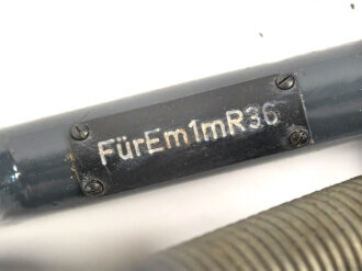 Behälter mit Stützen zum Entfernungsmesser 36 . Als überlackiert, darunter sandfarbener Originallack.