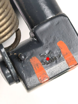 Behälter mit Stützen zum Entfernungsmesser 36 . Als überlackiert, darunter sandfarbener Originallack.