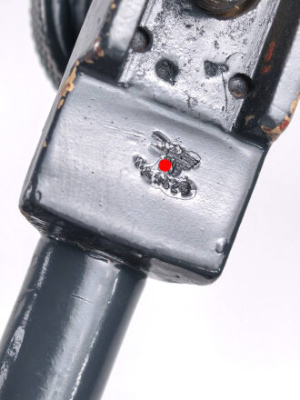 Behälter mit Stützen zum Entfernungsmesser 36 . Als überlackiert, darunter sandfarbener Originallack.