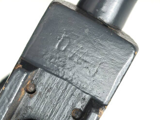 Behälter mit Stützen zum Entfernungsmesser 36 . Als überlackiert, darunter sandfarbener Originallack.