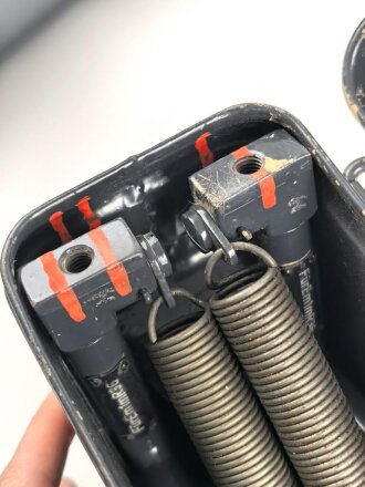 Behälter mit Stützen zum Entfernungsmesser 36 . Als überlackiert, darunter sandfarbener Originallack.