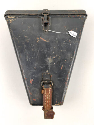 Behälter mit Stützen zum Entfernungsmesser 36 . Als überlackiert, darunter sandfarbener Originallack.