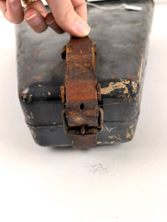 Behälter mit Stützen zum Entfernungsmesser 36 . Als überlackiert, darunter sandfarbener Originallack.