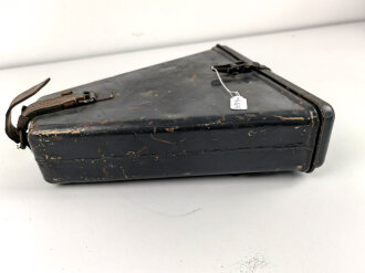 Behälter mit Stützen zum Entfernungsmesser 36 . Als überlackiert, darunter sandfarbener Originallack.