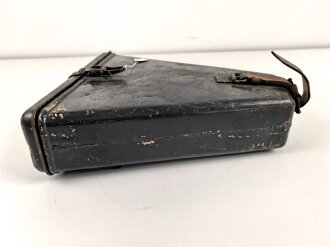 Behälter mit Stützen zum Entfernungsmesser 36 . Als überlackiert, darunter sandfarbener Originallack.