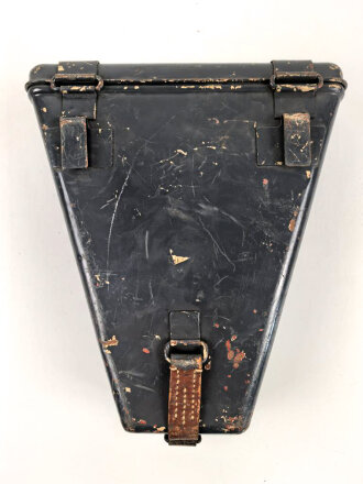 Behälter mit Stützen zum Entfernungsmesser 36 . Als überlackiert, darunter sandfarbener Originallack.