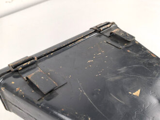 Behälter mit Stützen zum Entfernungsmesser 36 . Als überlackiert, darunter sandfarbener Originallack.