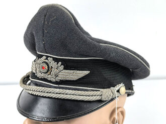 Luftwaffe, Schirmmütze des Leutnant Freitag, Feldpostnummer L 35551 Jagdgeschwader 52. Kopfgrösse gemessen 55. Stark getragenes Stück , der Mützenkörper mehrfach gebrochen,