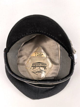 Luftwaffe, Schirmmütze des Leutnant Freitag, Feldpostnummer L 35551 Jagdgeschwader 52. Kopfgrösse gemessen 55. Stark getragenes Stück , der Mützenkörper mehrfach gebrochen,