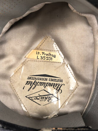 Luftwaffe, Schirmmütze des Leutnant Freitag, Feldpostnummer L 35551 Jagdgeschwader 52. Kopfgrösse gemessen 55. Stark getragenes Stück , der Mützenkörper mehrfach gebrochen,
