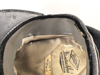 Luftwaffe, Schirmmütze des Leutnant Freitag, Feldpostnummer L 35551 Jagdgeschwader 52. Kopfgrösse gemessen 55. Stark getragenes Stück , der Mützenkörper mehrfach gebrochen,