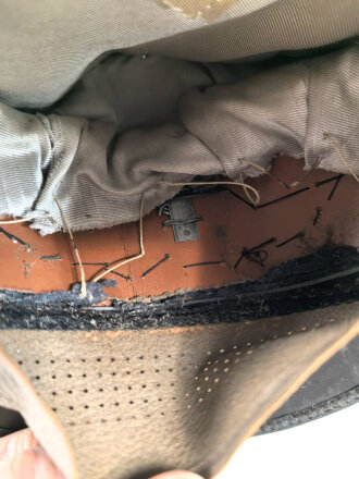 Luftwaffe, Schirmmütze des Leutnant Freitag, Feldpostnummer L 35551 Jagdgeschwader 52. Kopfgrösse gemessen 55. Stark getragenes Stück , der Mützenkörper mehrfach gebrochen,
