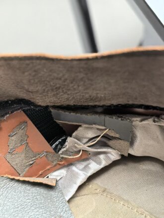 Luftwaffe, Schirmmütze des Leutnant Freitag, Feldpostnummer L 35551 Jagdgeschwader 52. Kopfgrösse gemessen 55. Stark getragenes Stück , der Mützenkörper mehrfach gebrochen,