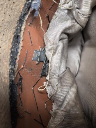 Luftwaffe, Schirmmütze des Leutnant Freitag, Feldpostnummer L 35551 Jagdgeschwader 52. Kopfgrösse gemessen 55. Stark getragenes Stück , der Mützenkörper mehrfach gebrochen,
