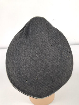 Luftwaffe, Schirmmütze des Leutnant Freitag, Feldpostnummer L 35551 Jagdgeschwader 52. Kopfgrösse gemessen 55. Stark getragenes Stück , der Mützenkörper mehrfach gebrochen,