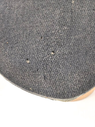 Luftwaffe, Schirmmütze des Leutnant Freitag, Feldpostnummer L 35551 Jagdgeschwader 52. Kopfgrösse gemessen 55. Stark getragenes Stück , der Mützenkörper mehrfach gebrochen,