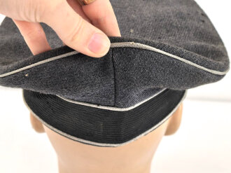 Luftwaffe, Schirmmütze des Leutnant Freitag, Feldpostnummer L 35551 Jagdgeschwader 52. Kopfgrösse gemessen 55. Stark getragenes Stück , der Mützenkörper mehrfach gebrochen,