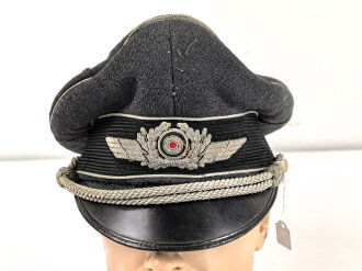 Luftwaffe, Schirmmütze des Leutnant Freitag, Feldpostnummer L 35551 Jagdgeschwader 52. Kopfgrösse gemessen 55. Stark getragenes Stück , der Mützenkörper mehrfach gebrochen,