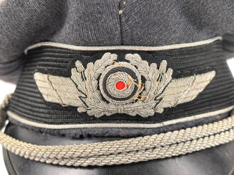 Luftwaffe, Schirmmütze des Leutnant Freitag, Feldpostnummer L 35551 Jagdgeschwader 52. Kopfgrösse gemessen 55. Stark getragenes Stück , der Mützenkörper mehrfach gebrochen,