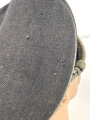 Luftwaffe, Schirmmütze des Leutnant Freitag, Feldpostnummer L 35551 Jagdgeschwader 52. Kopfgrösse gemessen 55. Stark getragenes Stück , der Mützenkörper mehrfach gebrochen,