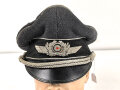 Luftwaffe, Schirmmütze des Leutnant Freitag, Feldpostnummer L 35551 Jagdgeschwader 52. Kopfgrösse gemessen 55. Stark getragenes Stück , der Mützenkörper mehrfach gebrochen,