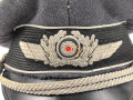 Luftwaffe, Schirmmütze des Leutnant Freitag, Feldpostnummer L 35551 Jagdgeschwader 52. Kopfgrösse gemessen 55. Stark getragenes Stück , der Mützenkörper mehrfach gebrochen,