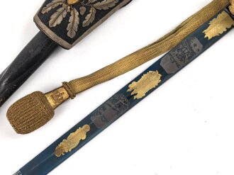 Hirschfänger mit Feldbinde und Koppelschuh in Luxusausführung. Der Hirschfänger von Eickhorn Solingen mit einer Gesamtlänge von 77cm in gutem Zustand, das Porteppe mit grünen Durchzügen.