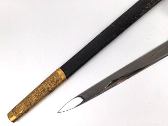 Hirschfänger mit Feldbinde und Koppelschuh in Luxusausführung. Der Hirschfänger von Eickhorn Solingen mit einer Gesamtlänge von 77cm in gutem Zustand, das Porteppe mit grünen Durchzügen.