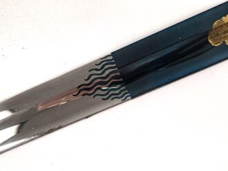 Hirschfänger mit Feldbinde und Koppelschuh in Luxusausführung. Der Hirschfänger von Eickhorn Solingen mit einer Gesamtlänge von 77cm in gutem Zustand, das Porteppe mit grünen Durchzügen.