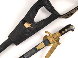 Hirschfänger mit Feldbinde und Koppelschuh in Luxusausführung. Der Hirschfänger von Eickhorn Solingen mit einer Gesamtlänge von 77cm in gutem Zustand, das Porteppe mit grünen Durchzügen.