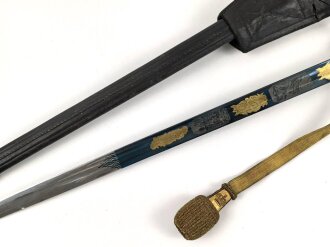 Hirschfänger mit Feldbinde und Koppelschuh in Luxusausführung. Der Hirschfänger von Eickhorn Solingen mit einer Gesamtlänge von 77cm in gutem Zustand, das Porteppe mit grünen Durchzügen.