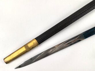 Hirschfänger mit Feldbinde und Koppelschuh in Luxusausführung. Der Hirschfänger von Eickhorn Solingen mit einer Gesamtlänge von 77cm in gutem Zustand, das Porteppe mit grünen Durchzügen.