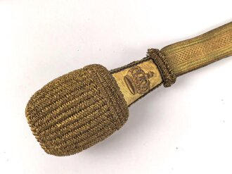 Hirschfänger mit Feldbinde und Koppelschuh in Luxusausführung. Der Hirschfänger von Eickhorn Solingen mit einer Gesamtlänge von 77cm in gutem Zustand, das Porteppe mit grünen Durchzügen.