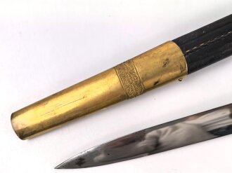 Hirschfänger mit Feldbinde und Koppelschuh in Luxusausführung. Der Hirschfänger von Eickhorn Solingen mit einer Gesamtlänge von 77cm in gutem Zustand, das Porteppe mit grünen Durchzügen.